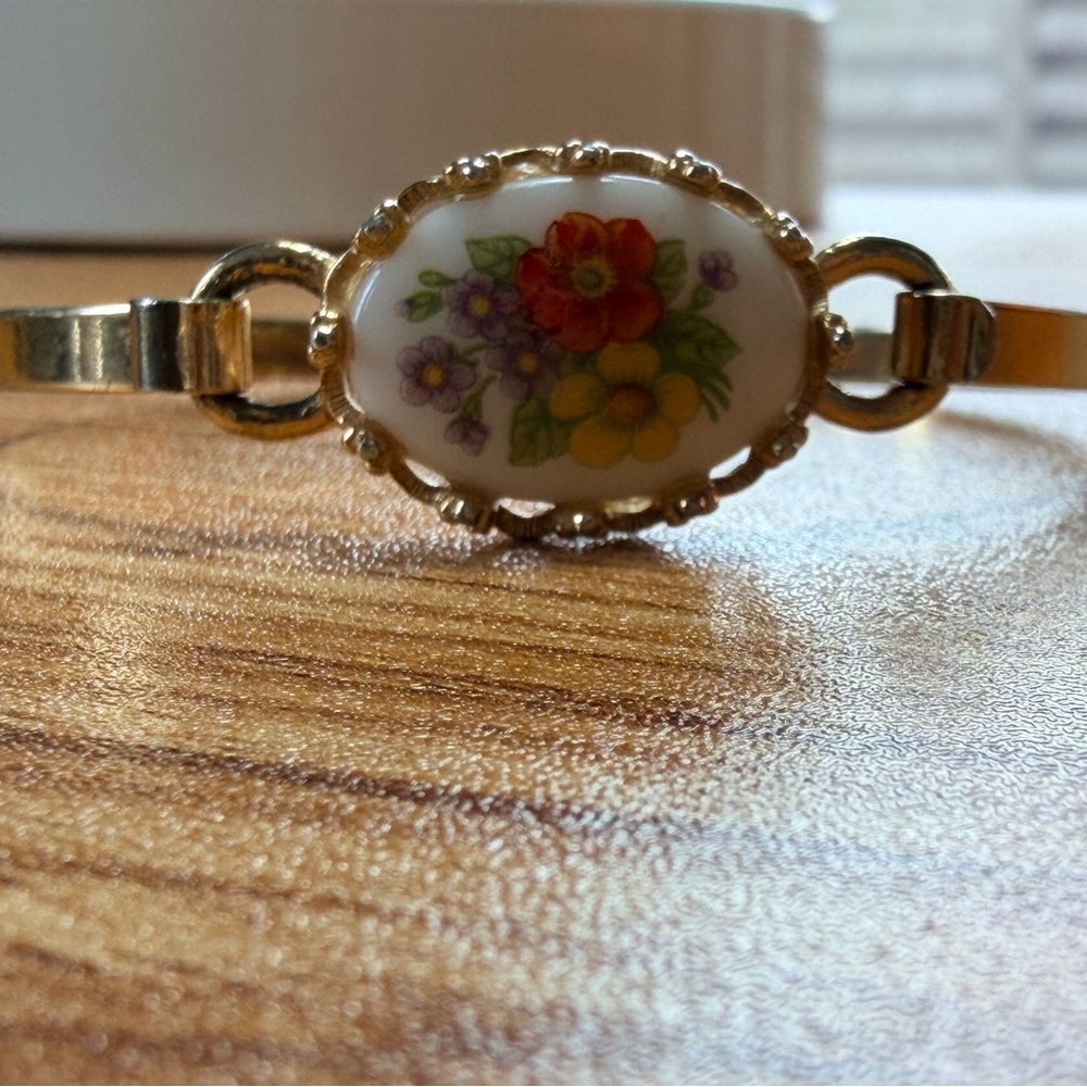 Vintage AVON 1975 French Gold Tone Bracelet very good condition 🌸 - Picture 3 of 5